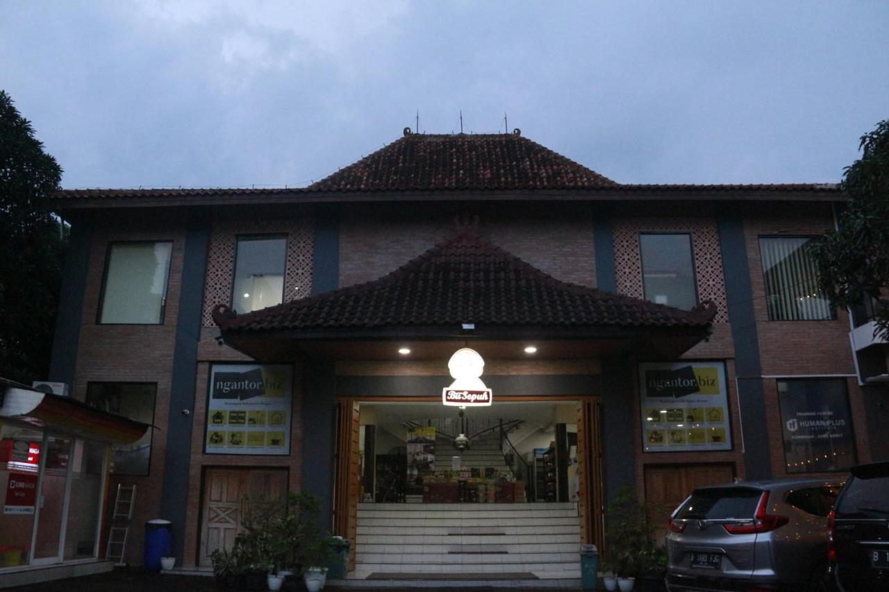 Bu Sepuh Guesthouse Sangkanurip Zewnętrze zdjęcie